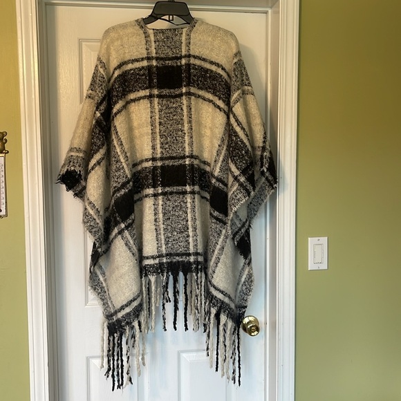 NWT Charter Club Plaid Shawl Cape Wrap Scarf with Fringe - Picture 2 of 4